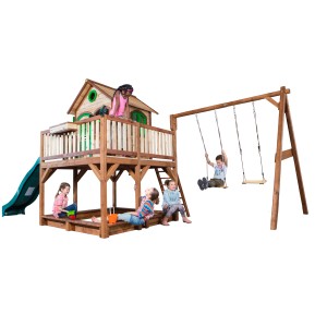 Axi Liam Spielhaus mit Doppelschaukel und grüner Rutsche im Garten mit spielenden Kindern.