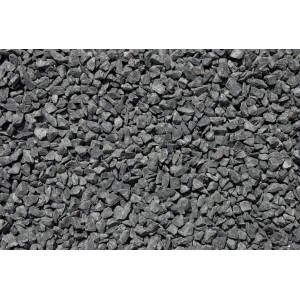 Nahaufnahme von schwarzem Basaltsplitt (8-12 mm) als Schüttgut.