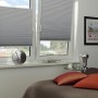 Weißes Gardinia EasyFix Thermo-Plissee, 100x130 cm, mit 2 Bedienschienen am Fenster.