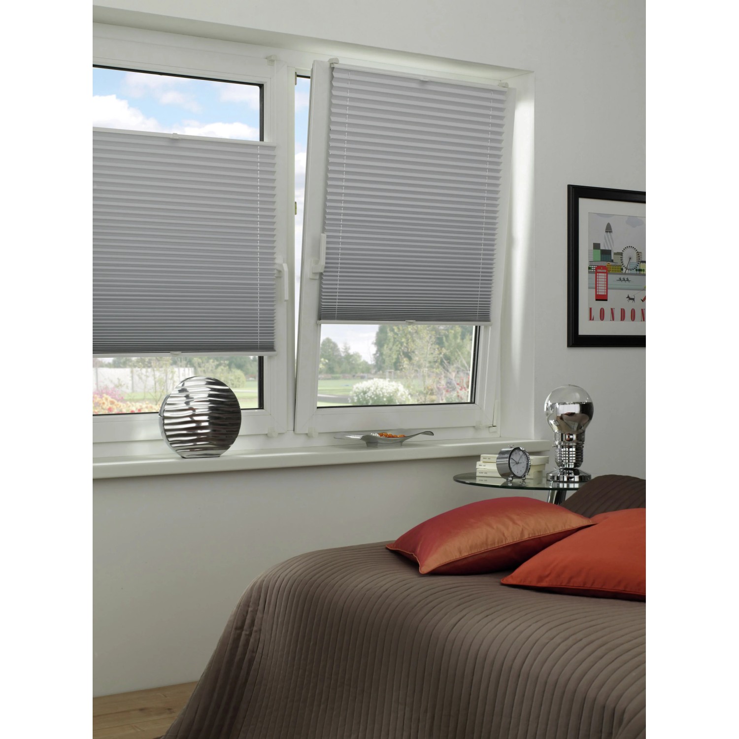 Weißes Gardinia EasyFix Thermo-Plissee, 100x130 cm, mit 2 Bedienschienen am Fenster.