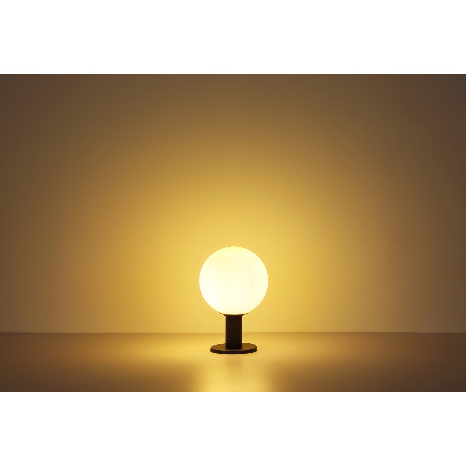 Globo Außenleuchte Ossy: Anthrazitfarbene Wandleuchte mit opalweißem Glas, Ø 25 cm. Für stimmungsvolle Außenbeleuchtung.