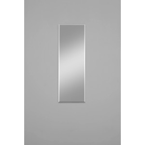 Rechteckiger Facettenspiegel Gennil in Silber (40x100cm) an grauer Wand.