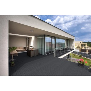 Anthrazitfarbene WPC-Terrassendielen Samana (50 m²) auf einer Terrasse mit Gartenmöbeln.