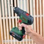 Bosch UniversalDrill 18V-60 Akku-Bohrschrauber mit Akku und Bohrer im Bohrfutter.