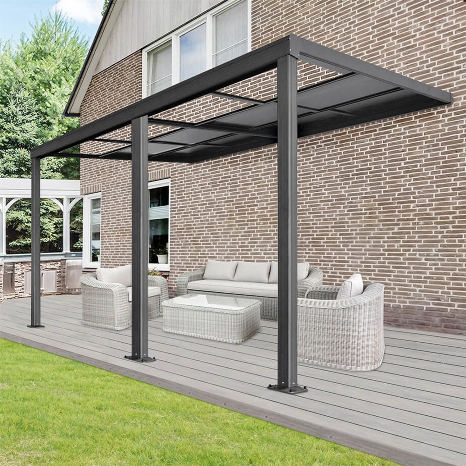 Anthrazitfarbene Home Deluxe Terrassenüberdachung Solis Deluxe mit Sitzgruppe auf Terrasse.