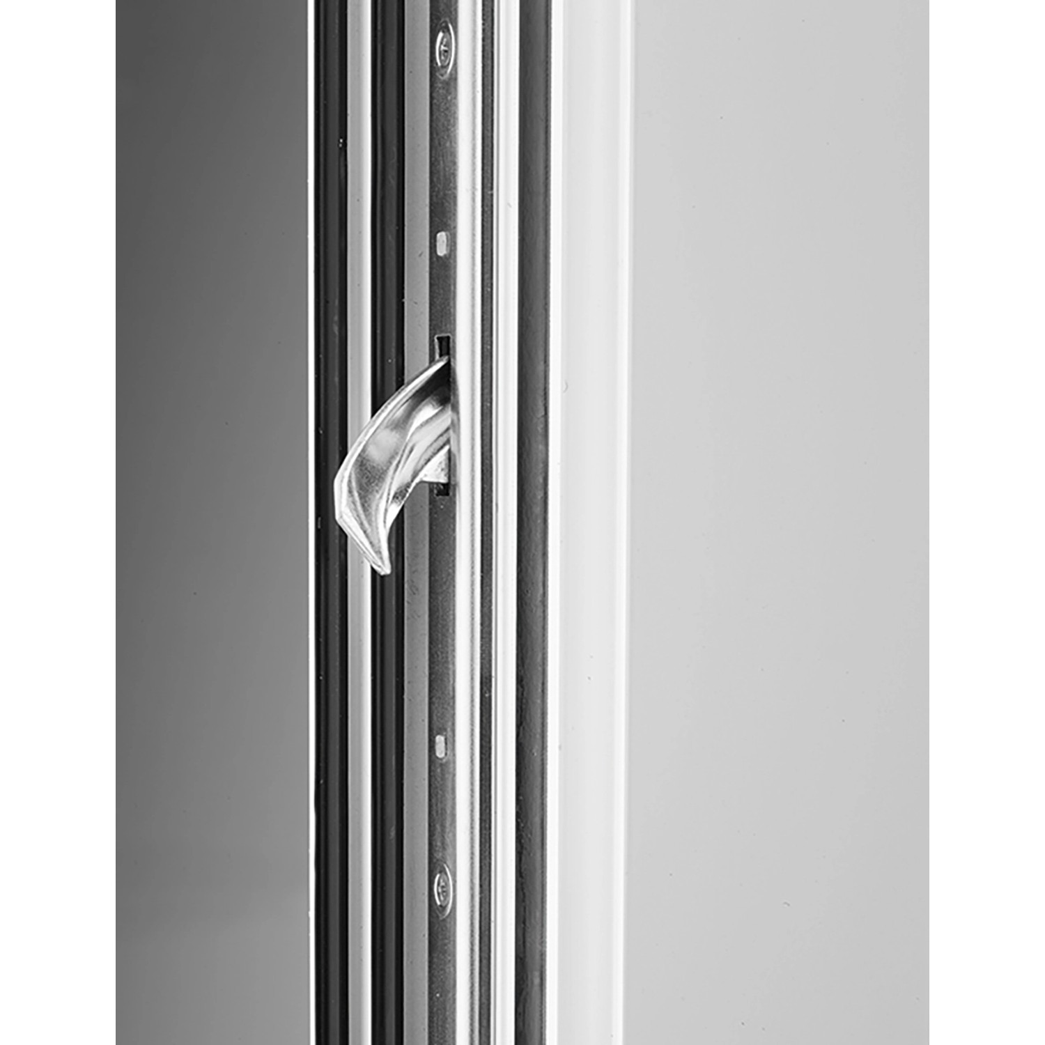 Detailaufnahme: Weißer Aluminium-Haustür-Rahmen mit silbernem Griff und Beschlägen.