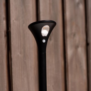 Schwarze Solarleuchte Cusco mit Erdspieß, Sensor und warmweißem Licht (3000 K).