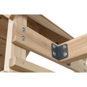 Detailansicht: Holzkonstruktion mit Metallwinkel des Swing King Spielturm Noa.