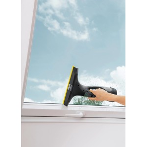 Kärcher Akku-Fenstersauger WV 5 Plus N Black Edition im Einsatz am Fenster.