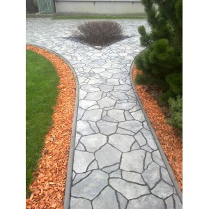 Verlegtes Premac Pflaster Poligono in Natursteinoptik Grau-Anthrazit, Mehrformat für Gartenweg.
