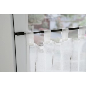 Gardinia Spannvitrage, schwarz-matte Teleskopstange mit weißer Scheibengardine am Fenster.