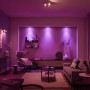 Wohnzimmer mit Philips Hue Beleuchtung, gesteuert durch die Hue Bridge in Weiß.