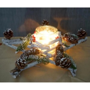 Sternförmiger Adventskranz mit Kerzenglas, dekoriert mit Tannenzapfen und Zweigen.