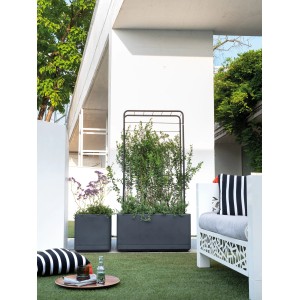 Schwarzes Deroma Rankgitter für Pflanzkasten Cosmo, ideal für Kletterpflanzen im Garten.