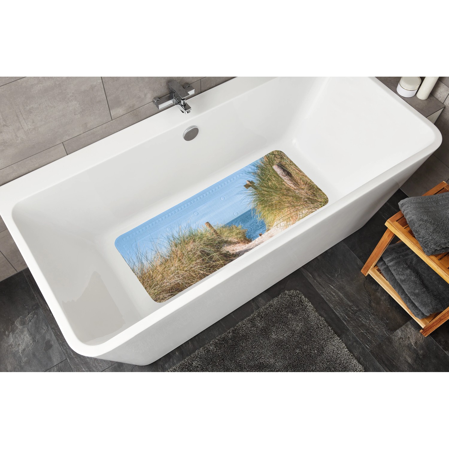 Kleine Wolke Wanneneinlage Borkum mit Strandmotiv in Badewanne, 36x92 cm.