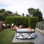 MSpa Soho AirJet Premium Whirlpool im Garten mit zwei entspannten Personen.