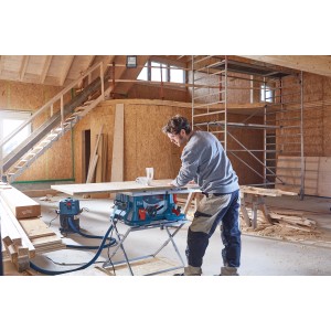Bosch Professional GTS 635-216 Tischsäge mit Arbeitstisch GTA 560 im Einsatz.