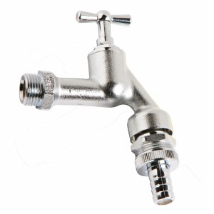 Chromfarbenes Auslaufventil 21 mm mit Rohrbelüfter für Kaltwasser-Zapfstelle.