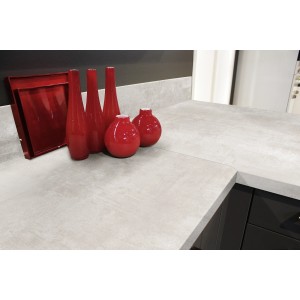Kaindl Arbeitsplatte Beton Opalgrey, 410x65x3,8 cm, mit grauer Betonoptik und Dekoration.
