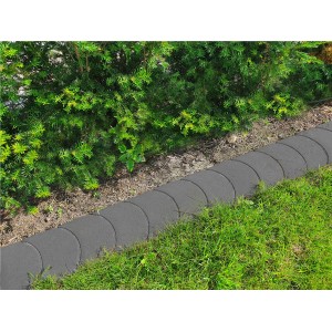 Anthrazitfarbener Diephaus Randstein für Mähroboter als Rasenkante im Garten.