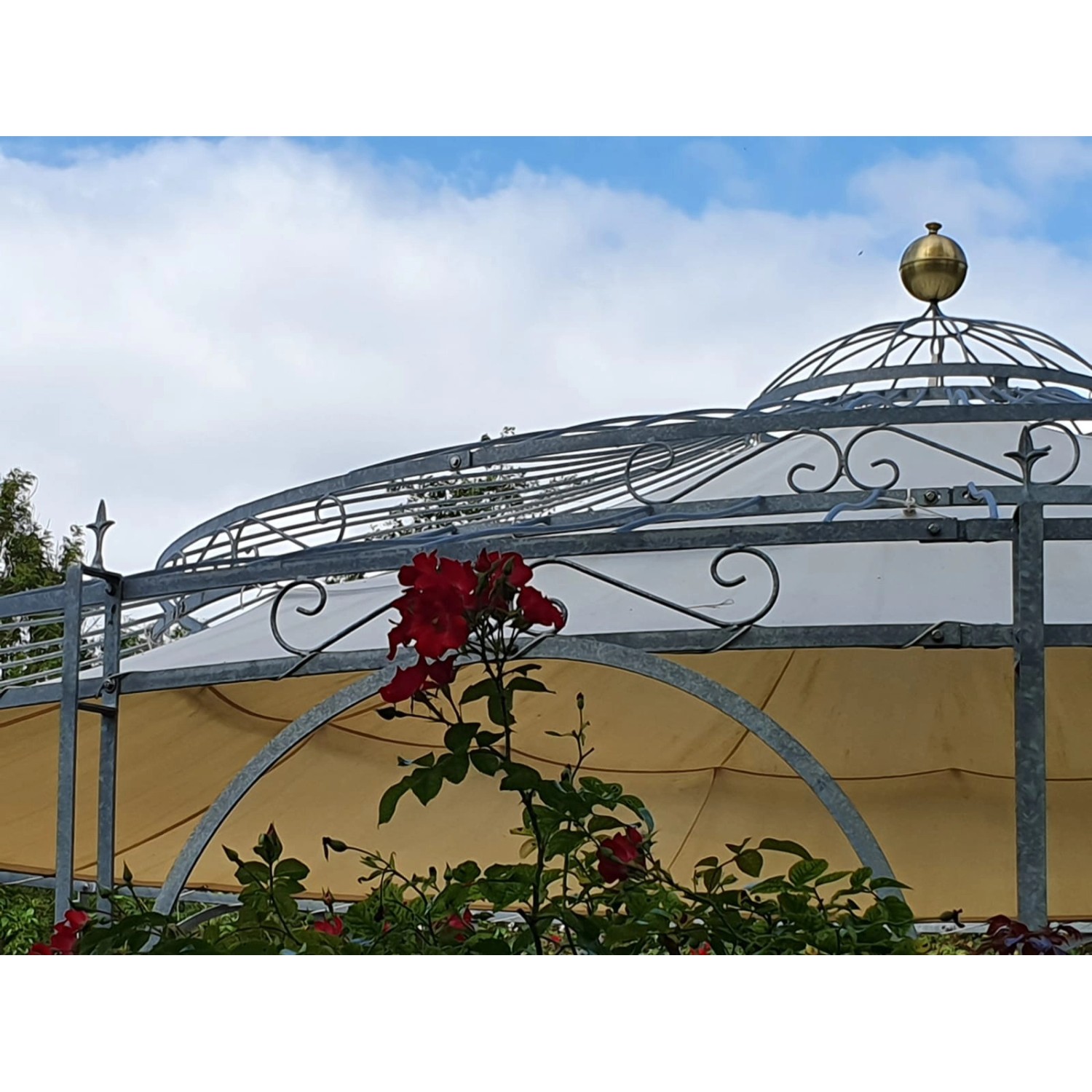 Eleo Pavillon Toskana, 340 cm hoch, Ø 550 cm, pulverbeschichtet, weiß. Metallpavillon mit Rosen.