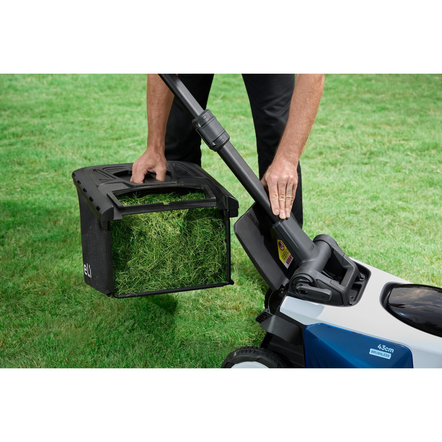 Litheli Akku-Rasenmäher EasySurge mit Grasfangsack im Einsatz auf Rasenfläche.