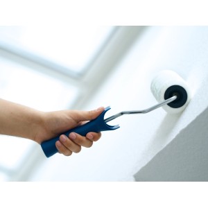 Hand streicht Wand mit Farbrolle aus LUX Streichset. Maler-Set für Dispersionsfarbe.