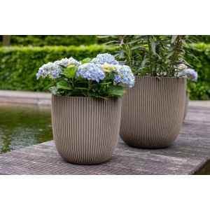 Capi Europe Kugel Blumentopf Groove, taupe, mit vertikalen Rillen und blauen Hortensien.