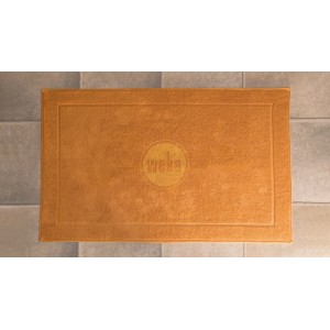Sauna-Bodenmatte von Weka in Orange mit Logo für Massivholzsauna Kemi.