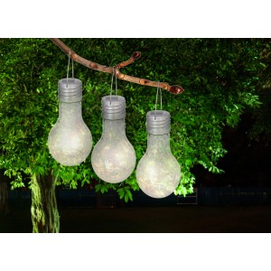 Näve LED-Solar-Pendelleuchten im 3er-Set, Crackle-Bulb-Design, hängen an einem Ast. Dekorative Solar-Deko für den Außenbereich.