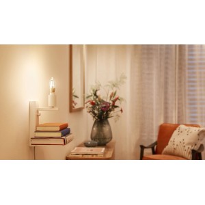 Philips Smart LED Leuchtmittel E14 Kerze Filament Amber in Wohnraum-Szene.