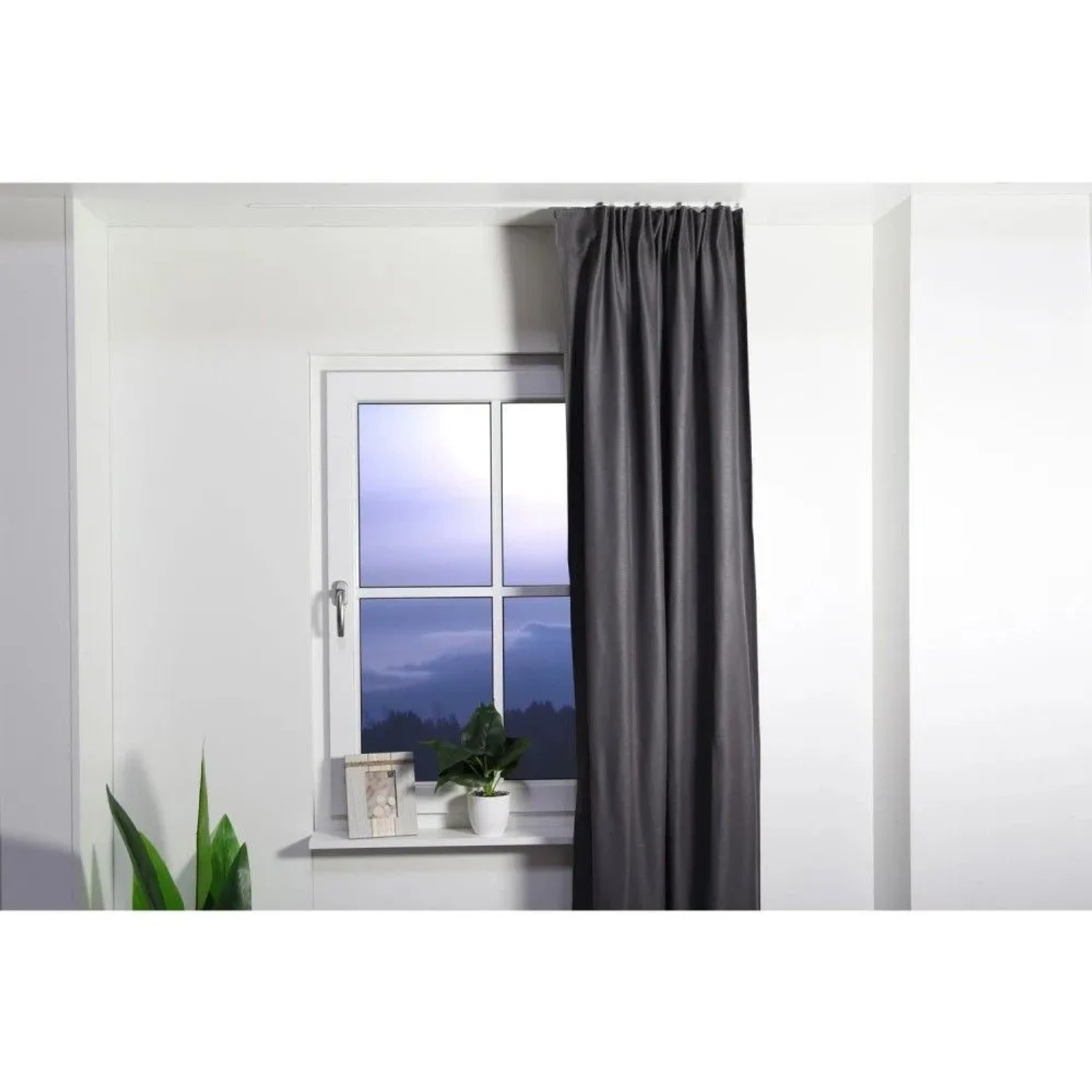 Weiße Deco-Raum Gardinenschiene 1-Lauf, Deckenmontage über Fenster mit dunklem Vorhang. Modernes Wohnaccessoire.