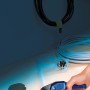 LUX PVC Rohrabschneider 42 mm Classic schneidet ein Rohr. Werkzeug mit blauen Griffen.