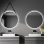 Runder, weißer LED-Lichtspiegel Silver Barbier (Ø 80 cm) mit Lederband als Deko.