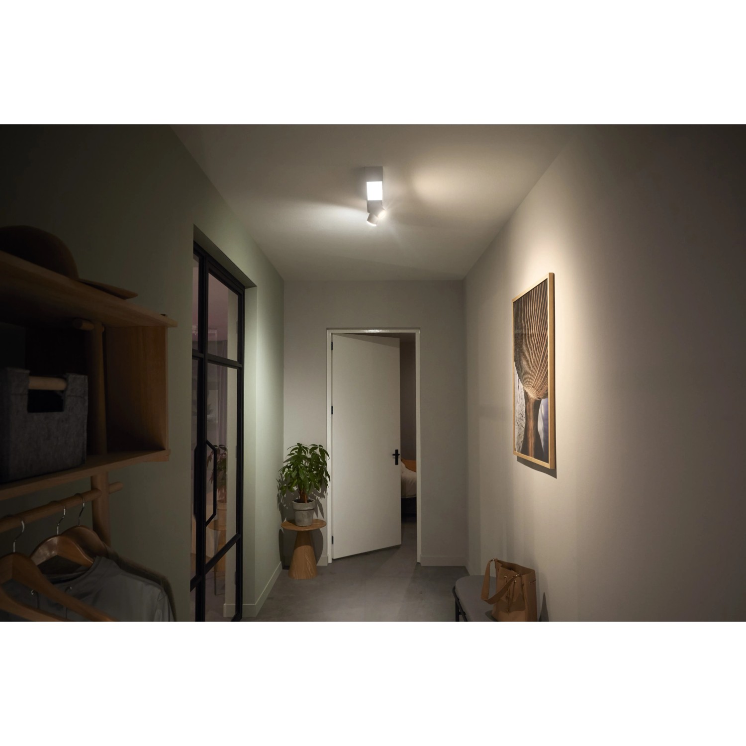 Weiße Philips Hue Centris LED-Deckenleuchte mit 2 Spots im Flur.