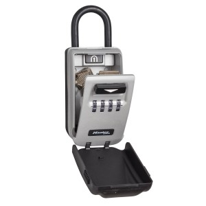 Geöffneter Master Lock Schlüsseltresor 5424EURD mit Bügelhalterung. Tresor zur Schlüsselaufbewahrung.