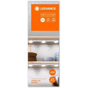 Ledvance LED-Unterbauleuchte mit 3 Spots an Magnetschiene unter Regalen.