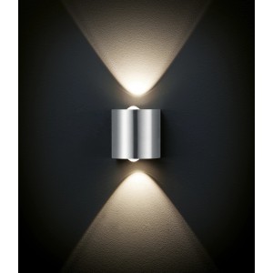 Moderne Trio LED-Wandleuchte in Nickel matt mit Lichtstrahl nach oben und unten.