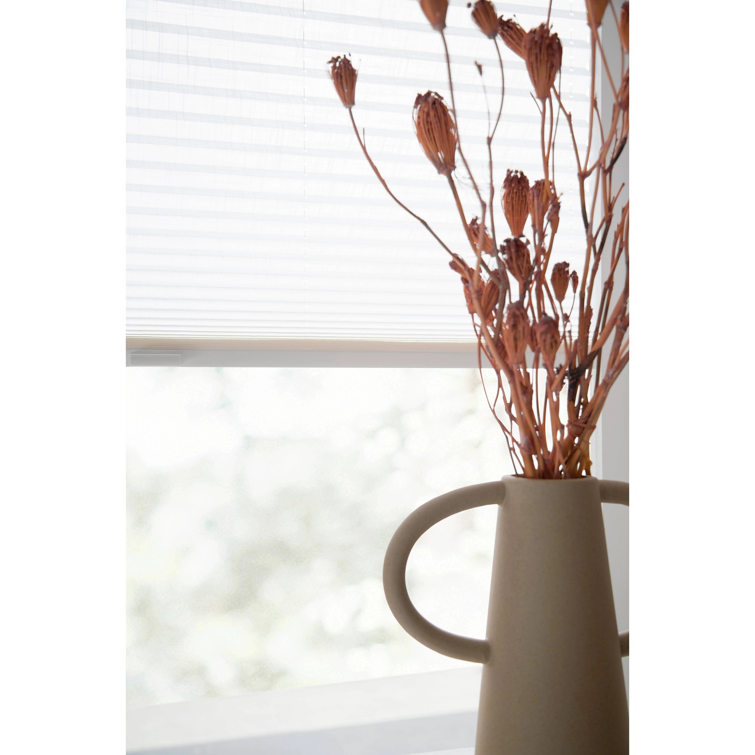 Schöner Wohnen Plissee Marla, 120x130 cm, Weiß, vor Fenster mit Dekoration.