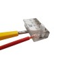 Transparente 5-polige Steckklemme mit Hebel, roter Leiter eingeführt, gelbes Werkzeug. Für sichere elektrische Verbindungen.