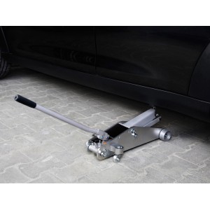 OBI Rangierwagenheber 2,25 t unter Auto. Wagenheber aus Stahl/Aluminium mit Rädern und Hebel.