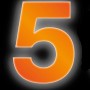 Reflektierende, orange Klebezahl 5 von Conacord, 8 cm hoch, für Hausnummern.