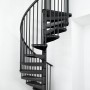 Anthrazitfarbene Minka Spindeltreppe Rondo Color, Metalltreppe für Innenräume.