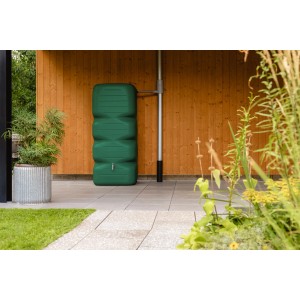 Garantia Gartentank Cubus 1000 l, dunkelgrün, mit drei Gewindeanschlüssen im Garten.