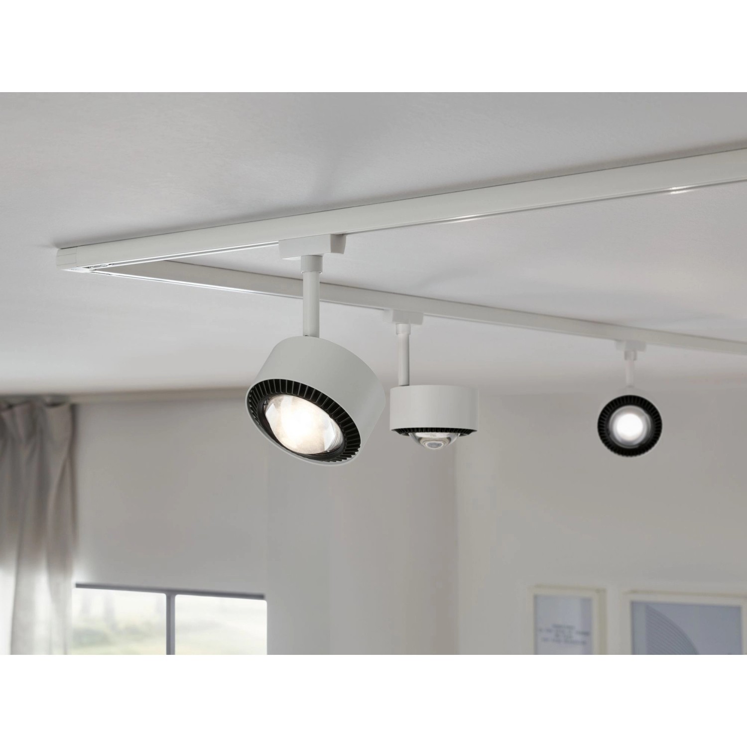 Paulmann Urail LED Spot Aldan II, 8W, weiß/schwarz, an Schienensystem montiert.