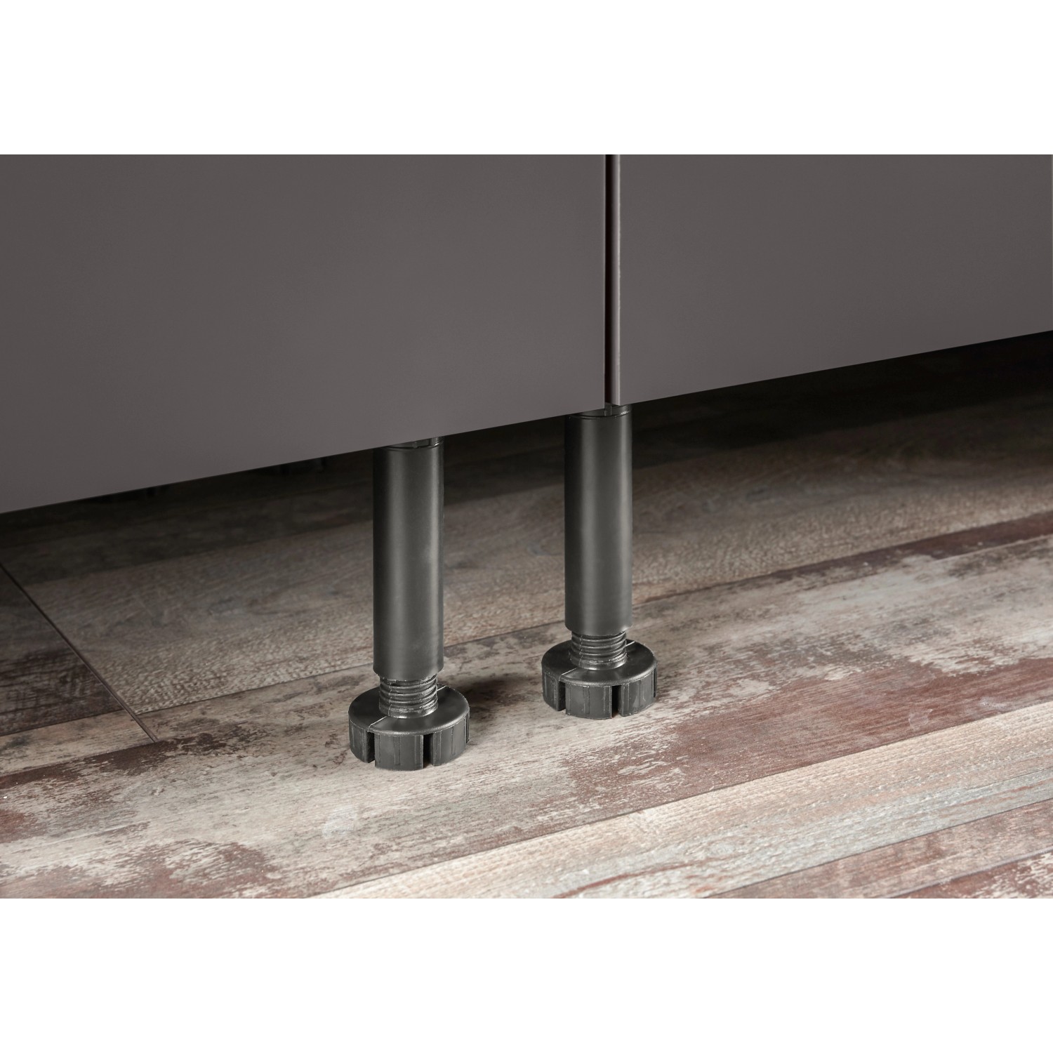 Detailaufnahme: Höhenverstellbare Füße der Respekta Küchenzeile in Artisan-Eiche Grau Matt.