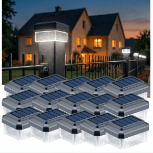 15 graue Solar Zaunleuchten LED mit Solarpanel, beleuchten einen Doppelstabmattenzaun bei Dämmerung.