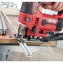 Skil Pendel-Stichsäge 4531GA (680 W) in Aktion beim Sägen eines Werkstücks.
