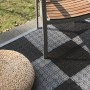 Andiamo Klick-Fliesen in Hellgrau und Anthrazit auf Terrasse mit Stuhl und Hocker.