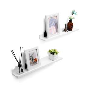 Songmics Schweberegal 2er Set, weiß, mit Deko-Elementen wie Bilderrahmen und Pflanzen.